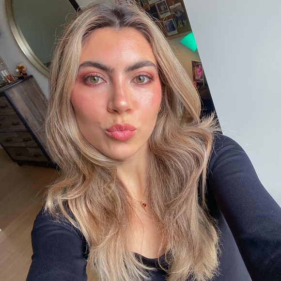 Meet your Posher, Emily - Picture 1 of 1